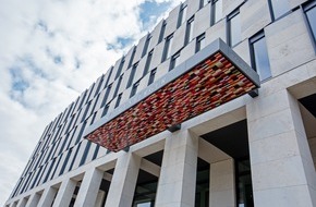 H World International: Pressemitteilung: "Ein Bett am Rollfeld"