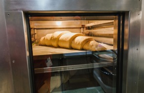 XXL-Croissant auf der Messe ISM &ndash; mit 85 Zentimetern holt KuchenMeister den Back-Weltrekord nach Deutschland