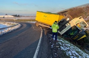 Polizeidirektion Neustadt/Weinstraße: POL-PDNW: Autobahnpolizei Ruchheim - Lkw landet im Straßengraben der B9