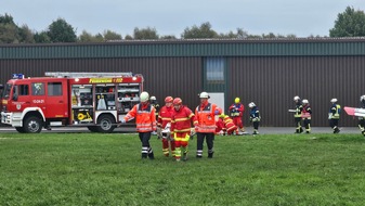 FW-ROW: Übung der Kreisfeuerwehrbereitschaft Nord in Karlshöfen: Großschadenslage nach Flugzeugkollision simuliert