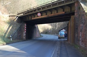 Polizeipräsidium Westpfalz: POL-PPWP: Zeugen gesucht: Lkw streift Eisenbahnbrücke