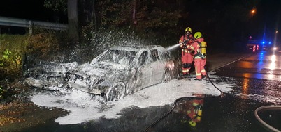 Freiwillige Feuerwehr Weeze: Feuerwehr Weeze: PKW Brände halten die Feuerwehr in der Nacht zu Mittwoch erneut auf Trab