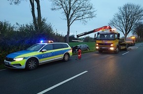 Polizeiinspektion Hameln-Pyrmont/Holzminden: POL-HM: Pkw kommt auf der B442 bei Bäntorf von der Fahrbahn ab und prallt gegen Baum