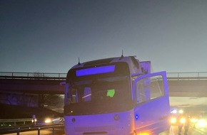 PASt (KvD) - Polizeipr&auml;sidium Westhessen: POL-WI: Sattelzug verursacht gr&ouml;&szlig;eren Leitplankenschaden auf der A66 bei Wiesbaden