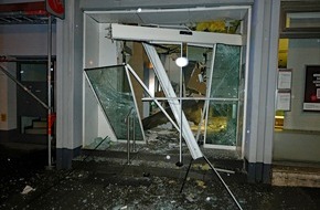 Polizei Mettmann: POL-ME: Gleich zwei Geldautomaten am frühen Morgen gesprengt - Ratingen - 2303057