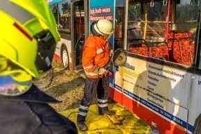 FW Flotwedel: Mehrere Verletzte nach Busunfall / Feuerwehr und Rettungsdienst proben den Ernstfall
