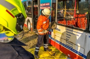 Feuerwehr Flotwedel: FW Flotwedel: Mehrere Verletzte nach Busunfall / Feuerwehr und Rettungsdienst proben den Ernstfall