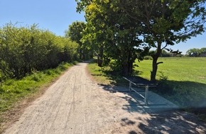 Polizeiinspektion Wilhelmshaven/Friesland: POL-WHV: Picknick-Bank am Kronshörner Padd beschädigt - Polizei bittet um Hinweise