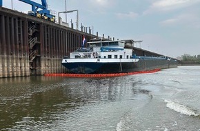Feuerwehr Neuss: FW-NE: Hydraulik&ouml;l tritt aus G&uuml;terschiff aus | Feuerwehr setzt &Ouml;lsperren im Neusser Hafen
