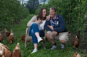 VIER PFOTEN - Stiftung für Tierschutz: Internationales Fotoprojekt Click! inszenierte mit Tim Wielandt, Tanja Gutmann, Rekha Datta und Sängerin EVELYN "Mehr Menschlichkeit für Tiere" auf dem Sonnenhof in Kleinwangen (BILD)