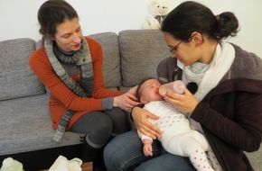 SAT.1: "Mütter am Limit": Eine Familienhebamme und eine Kinderkrankenschwester helfen in der neuen SAT.1-Doku - ab 17. Juli mittwochs, um 22.15 Uhr (BILD)