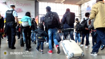 Bundespolizeidirektion München: Bundespolizeidirektion München: Großaufgriff unerlaubter Aufenthalt - Zwei Familien melden sich bei der Bundespolizei