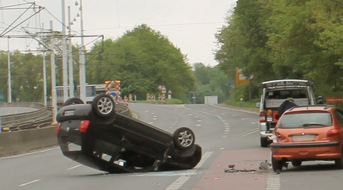 Polizei Bochum: POL-BO: Bochum / Beim Auffahren auf die Universitätsstraße - Pkw einer Bochumerin (21) überschlägt sich