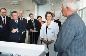 Roche Diagnostics GmbH: Bundesgesundheitsminister Hermann Gröhe und Bundesverkehrsminister Alexander Dobrindt besuchten Roche in Penzberg bei München