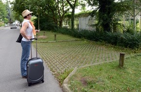HUK-COBURG: Tipps für den Alltag / Wenn einer eine Reise tut / Das Auto wird auf der Urlaubsfahrt gestohlen: Was ist zu tun - wer muss informiert werden? (BILD)