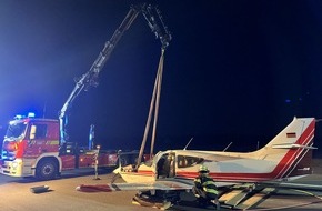 Feuerwehr Mainz: FW Mainz: Bruchlandung von Kleinflugzeug endet Glimpflich - Feuerwehr unterstützt Bergungsarbeiten