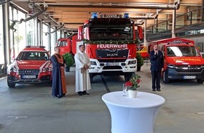 Feuerwehren des Landkreises Ravensburg: LRA-Ravensburg: Im Rahmen einer kleinen Feier wurden drei neue Fahrzeuge gesegnet und in den Dienstbetrieb übergeben