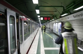 Feuerwehr Essen: FW-E: Brandrauch in U-Bahn, Fahrer räumt den Zug vollständig
