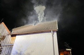 Freiwillige Feuerwehr Horn-Bad Meinberg: FW Horn-Bad Meinberg: Kaminbrand am Freitag Abend mit starker Verrauchung des Gebäudes