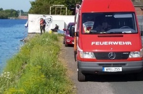 Polizeiinspektion Wilhelmshaven/Friesland: POL-WHV: Verdacht der illegalen Müllentsorgung in Wilhelmshaven - Taucher der Berufsfeuerwehr und Beamte der Polizei im Einsatz (2 Fotos)