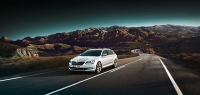 Skoda Auto Deutschland GmbH: Mit Durchblick durch den Winter: neuer SKODA Superb mit hilfreichen Lichtfeatures (FOTO)