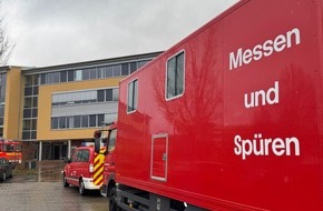 Polizeiinspektion Stade: POL-STD: Großeinsatz von Feuerwehr und Rettungsdienst an Stader Berufsschule - insgesamt 61 Personen durch Reizstoff verletzt, Baucontainer in Grünendeich aufgebrochen und Werkzeug entwendet