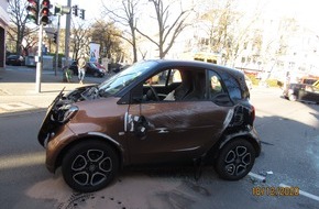 Polizei Mettmann: POL-ME: Zwei Schwerverletzte bei Verkehrsunfall - Ratingen - 2012094