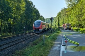Feuerwehr der Stadt Arnsberg: FW-AR: Zug kollidiert mit Wohnwagen