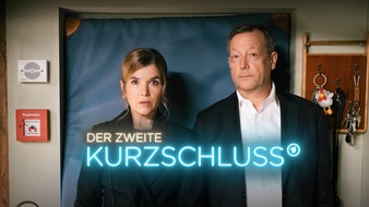 WDR mediagroup GmbH: Anke Engelke und Matthias Brandt in "Der zweite Kurzschluss" ab 23. Februar auf vielen gängigen Plattformen, unter anderem Amazon und Google zum Kaufen und Leihen erhältlich