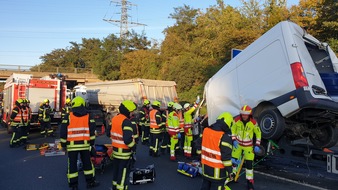 Feuerwehr Oberhausen: FW-OB: Schwerer Verkehrsunfall auf der BAB A3 mit zwei Verletzten