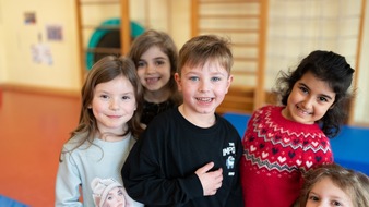 Deutsche Kinder- und Jugendstiftung GmbH: Auf der Zielgeraden zum Deutschen Kita-Preis 2025 / 8 Kitas und 8 Bündnisse für frühe Bildung stehen im Finale