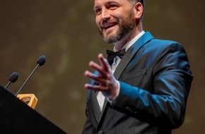 UseTheNews gGmbH: Herr Anwalt gewinnt 9:16-Award "Voice of Trust" - präsentiert von #UseTheNews und WeCreate
