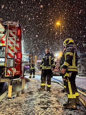 FW-NE: Feuer in einem Wohnhaus auf der Further Straße | Eine verletzte Einsatzkraft und erheblicher Sachschaden