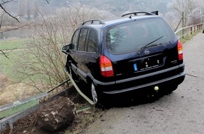 Polizeidirektion Koblenz: POL-PDKO: Verkehrsunfall - Pkw durchbrach Geländer