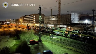 Bundespolizeidirektion München: Bundespolizeidirektion München: Vandalismus auf abgestelltem Autozug / Fünf Neufahrzeuge beschädigt
