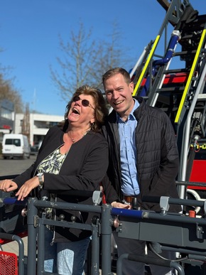 FW-WRN: Mit Drehleiter in den Ruhestand: &Uuml;berraschende Verabschiedung f&uuml;r Kordula Mertens