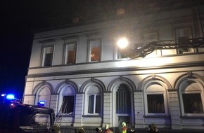 Feuerwehr Gelsenkirchen: FW-GE: Feuer mit Menschenleben in Gefahr im Stadtteil Bulmke-Hüllen - Elf Verletzte, 16 Personen wurden insgesamt durch die Feuerwehr gerettet