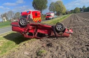 Freiwillige Feuerwehr Stadt Petershagen: FW Petershagen: PKW liegt nach Verkehrsunfall auf dem Dach