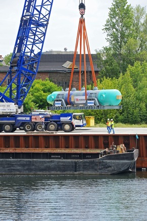 DB Schenker bringt 141-Tonnen-Zylinder mit Schiff, Lkw und Flugzeug von Berlin nach Kanada (FOTO)