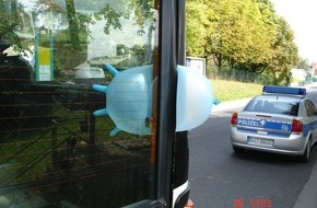 Polizeipräsidium Frankfurt am Main: POL-F: 090827 - 1073 Frankfurt-Kalbach: Schrottreifer Schulbus aus dem Verkehr gezogen