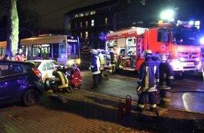Feuerwehr Essen: FW-E: Verkehrsunfall, Pkw kollidiert mit Straßenbahn, Fahrer des Pkw verletzt