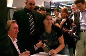 Magazine zum Globus AG: Gérard Depardieu zu Besuch im Globus Zürich
