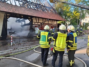 KFV-CW: Jugendliche setzen in Calw-Stammheim Gebäude in Brand / Eingelagertes Heu erschwert Löscharbeiten in Nachbarschaft von Schule und Kindergarten