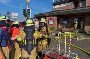 Feuerwehr Kleve: FW-KLE: Fettbrand im Kamin führt zu Großeinsatz in Klever Steakhouse