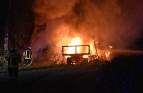 Polizeiinspektion Verden / Osterholz: POL-VER: +++ VW-Bus &uuml;berf&auml;hrt Kabel +++ Autobahnpolizei mit zwei Festnahmen +++ Aquaplaning auf der Autobahn +++ Lagerhalle brennt ab +++