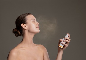 A gift from nature: Mit der Limited Edition Festive Season 2026 von Dr. Hauschka achtsame Pflegemomente f&uuml;r mehr Selbstf&uuml;rsorge schenken.