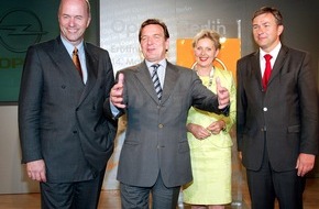 Opel Automobile GmbH: Bundeskanzler Gerhard Schröder eröffnet "Opel in Berlin" / bNeue Opel-Repräsentanz bietet Forum der Begegnung