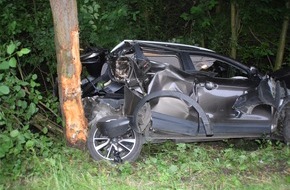 Kreispolizeibehörde Herford: POL-HF: Zusammenstoß mit Rehwild- Fahrzeug schleudert gegen Baum