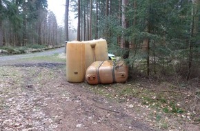 Polizeiinspektion Cuxhaven: POL-CUX: Erneut illegale Müllentsorgung - alte Öltanks im Wald entsorgt ++++ Erneut viele Anrufe falscher Polizeibeamter bei Senioren ++++ Fahren ohne Fahrerlaubnis