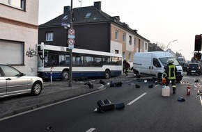 Feuerwehr Dortmund: FW-DO: Schulbus prallt gegen Hauswand - 46 Personen bei Verkehrsunfall betroffen